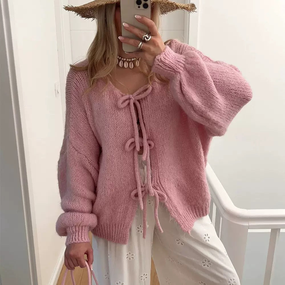 Damens oversized stickad jacka med dekorativa snörningsdetaljer Mirla-Eva Jonsson