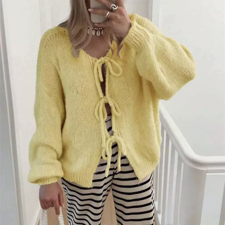 Damens oversized stickad jacka med dekorativa snörningsdetaljer Mirla-Eva Jonsson