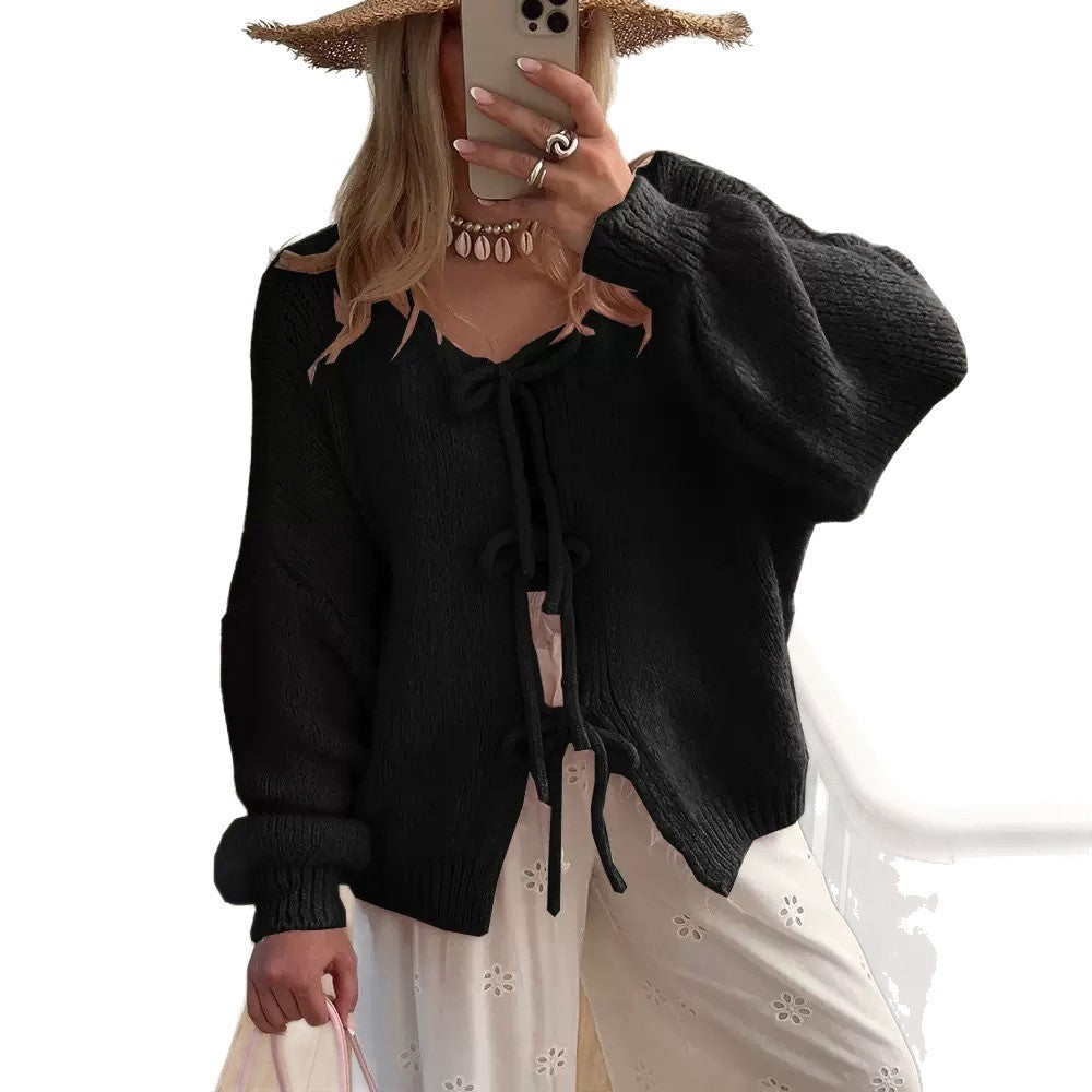 Damens oversized stickad jacka med dekorativa snörningsdetaljer Mirla-Eva Jonsson