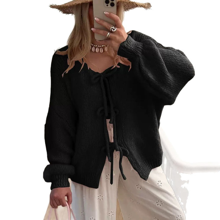 Damens oversized stickad jacka med dekorativa snörningsdetaljer Mirla-Eva Jonsson