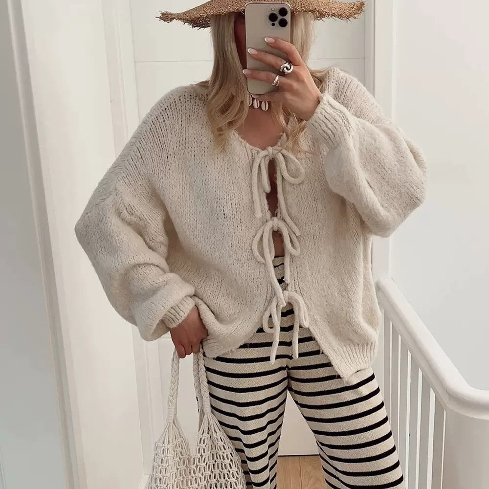 Damens oversized stickad jacka med dekorativa snörningsdetaljer Mirla-Eva Jonsson