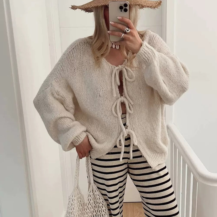 Damens oversized stickad jacka med dekorativa snörningsdetaljer Mirla-Eva Jonsson