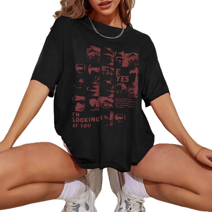 Damens oversized t-shirt med kreativ text och avslappnad passform Mirla-Eva Jonsson