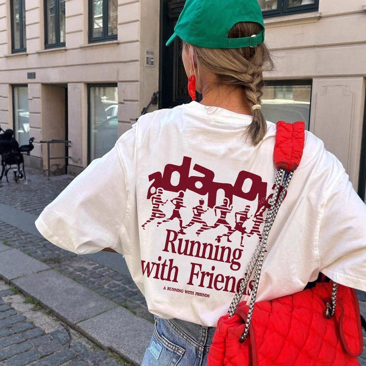 Damens oversized t-shirt med kreativ text och avslappnad passform Mirla-Eva Jonsson