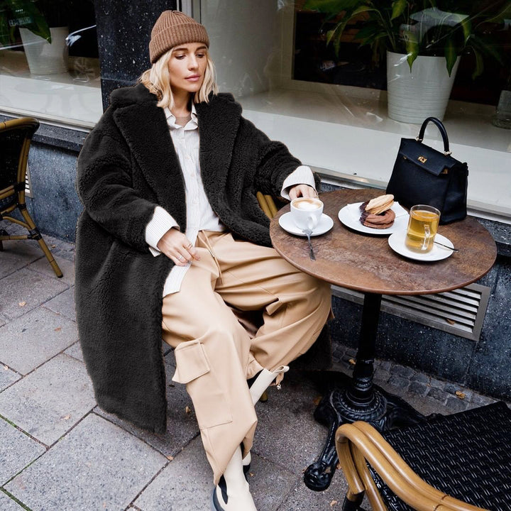 Damens oversized teddyjacka med vid skärning och stor krage Mirla-Eva Jonsson