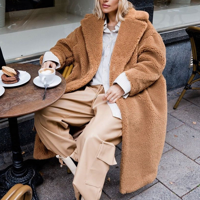 Damens oversized teddyjacka med vid skärning och stor krage Mirla-Eva Jonsson