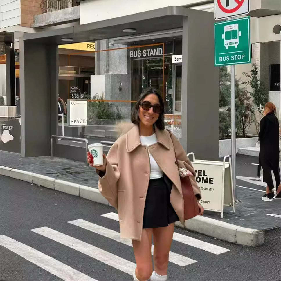 Damens oversized ullkappa med modern skärning och praktiska fickor Mirla-Eva Jonsson