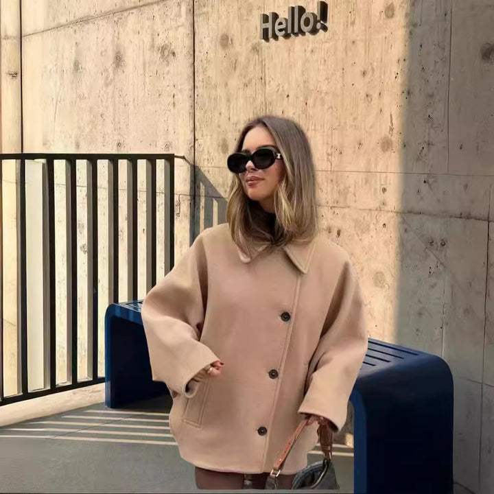 Damens oversized ullkappa med modern skärning och praktiska fickor Mirla-Eva Jonsson