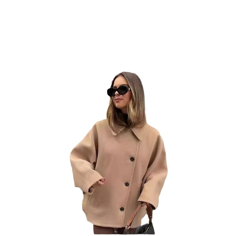 Damens oversized ullkappa med modern skärning och praktiska fickor Mirla-Eva Jonsson