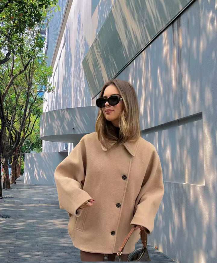 Damens oversized ullkappa med modern skärning och praktiska fickor Mirla-Eva Jonsson