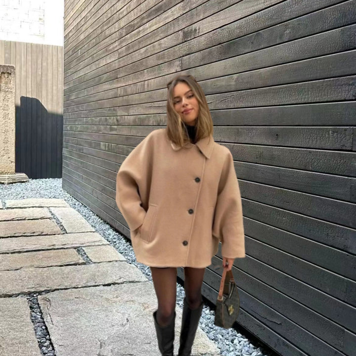 Damens oversized ullkappa med modern skärning och praktiska fickor Mirla-Eva Jonsson