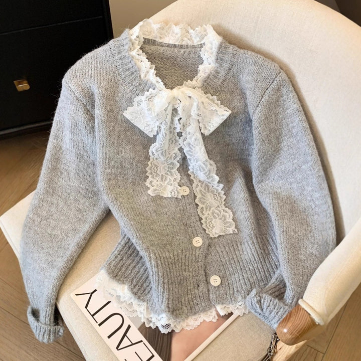 Damens stickad cardigan med lagerlook och spetskrage Eva Jonsson-Eva Jonsson