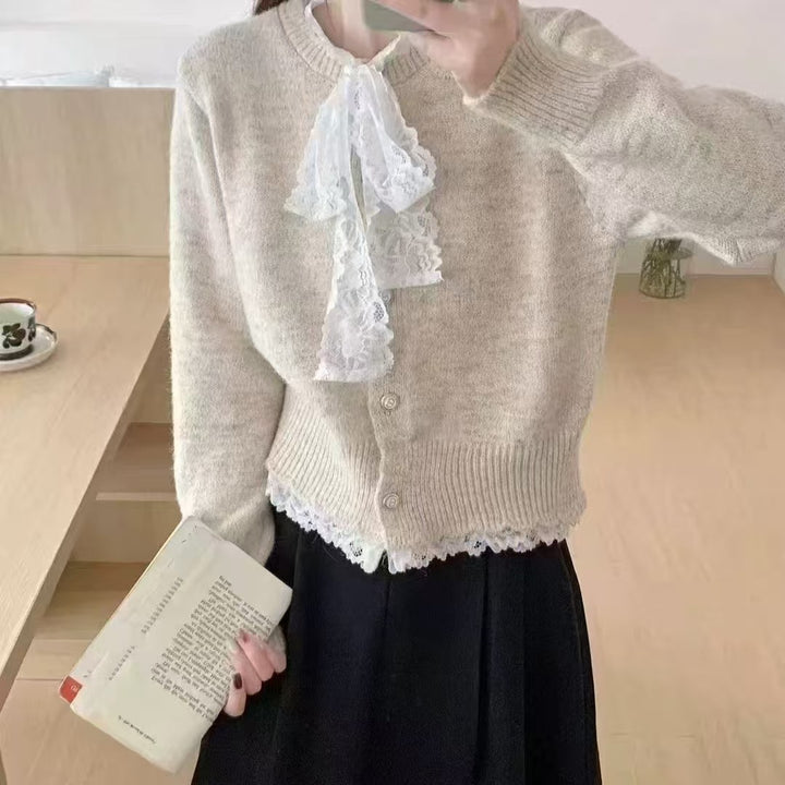 Damens stickad cardigan med lagerlook och spetskrage Eva Jonsson-Eva Jonsson