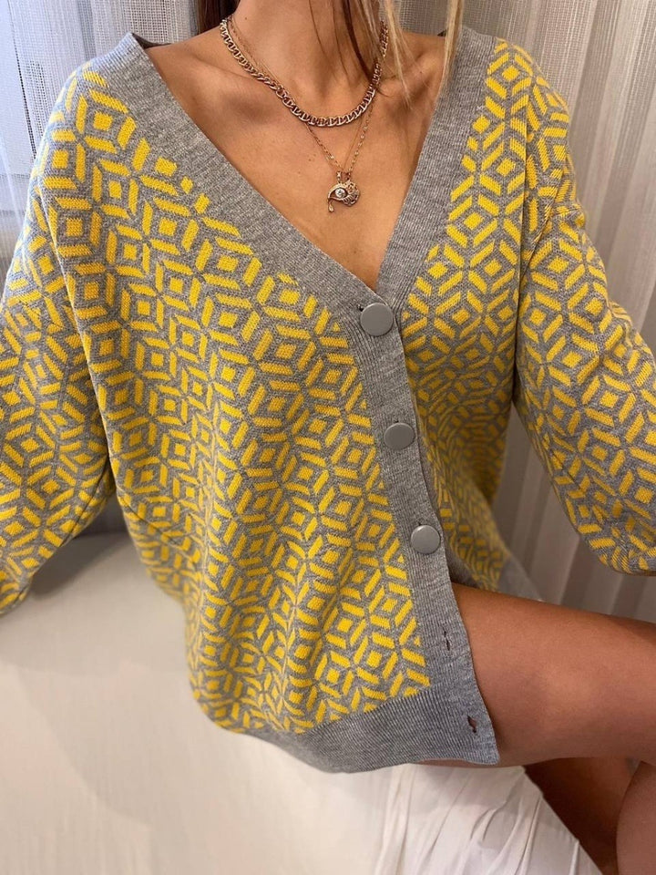 Damens stickade cardigan med modern geometrisk mönster och praktiska fickor Mirla-Eva Jonsson