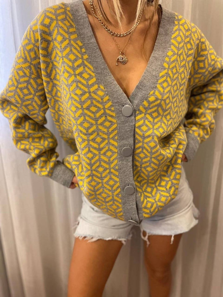 Damens stickade cardigan med modern geometrisk mönster och praktiska fickor Mirla-Eva Jonsson