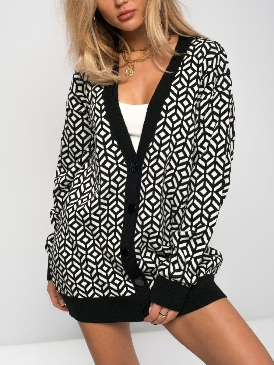 Damens stickade cardigan med modern geometrisk mönster och praktiska fickor Mirla-Eva Jonsson