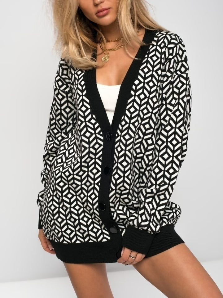 Damens stickade cardigan med modern geometrisk mönster och praktiska fickor Mirla-Eva Jonsson