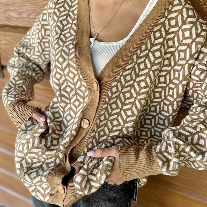 Damens stickade cardigan med modern geometrisk mönster och praktiska fickor Mirla-Eva Jonsson
