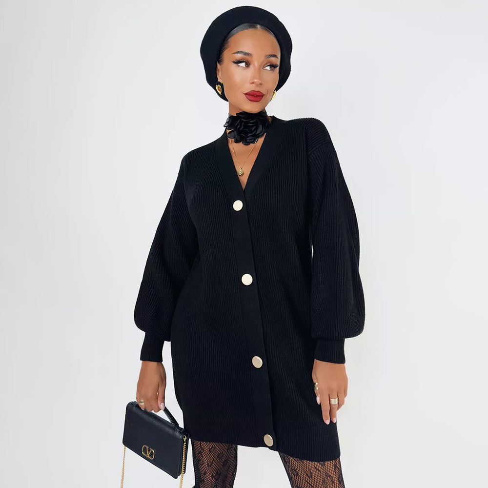 Damens stickade kappa med oversized passform och eleganta knapppdetaljer Mirla-Eva Jonsson