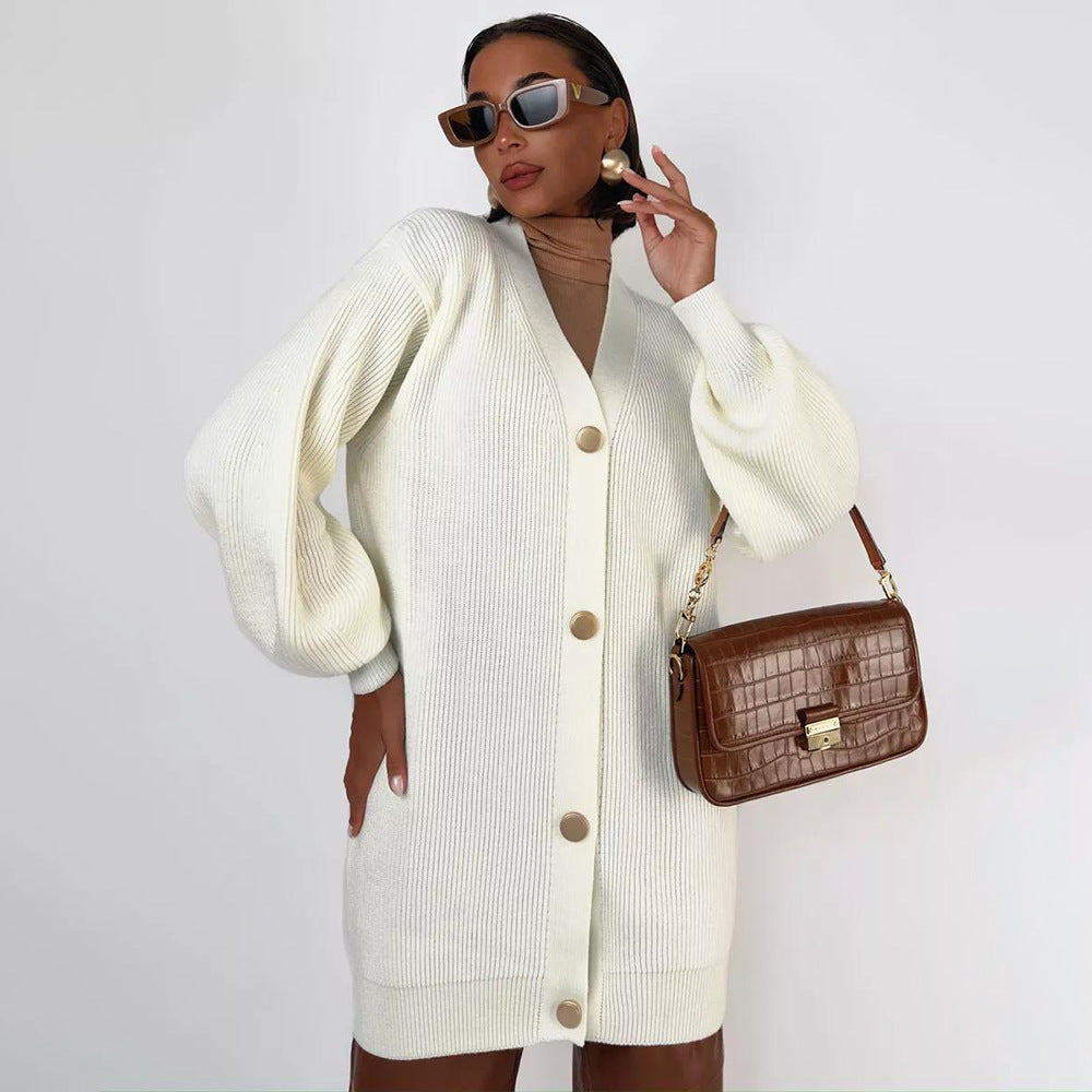 Damens stickade kappa med oversized passform och eleganta knapppdetaljer Mirla-Eva Jonsson