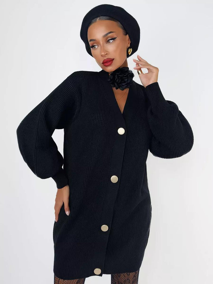 Damens stickade kappa med oversized passform och eleganta knapppdetaljer Mirla-Eva Jonsson