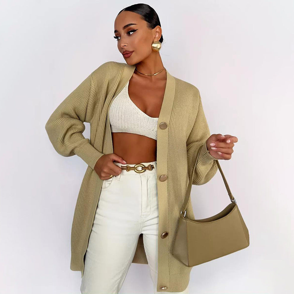 Damens stickade kappa med oversized passform och eleganta knapppdetaljer Mirla-Eva Jonsson