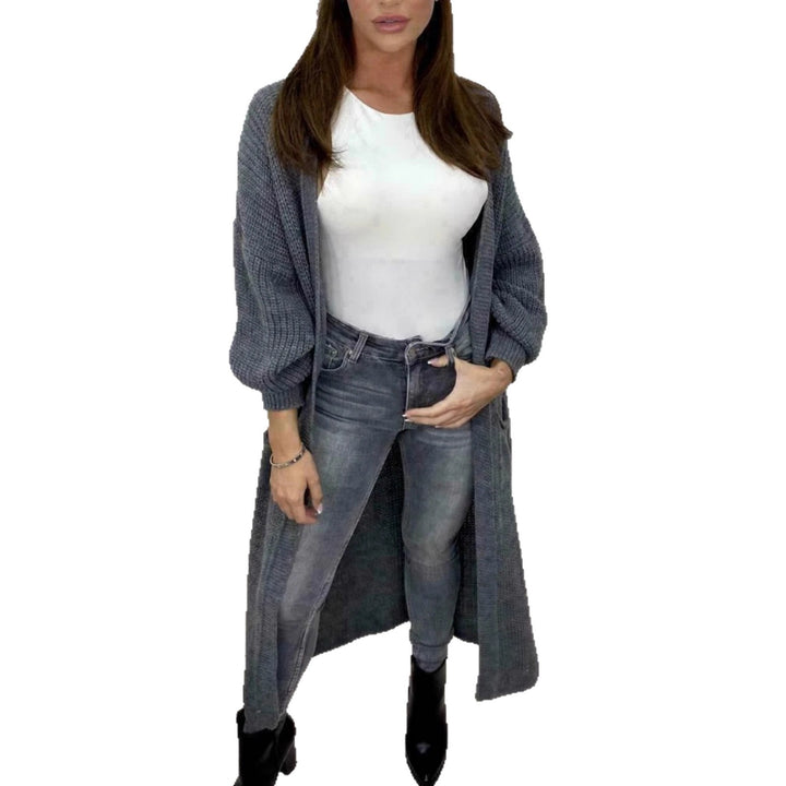 Damens stickmantel med djupa fickor och moderna detaljer Eva Jonsson-Eva Jonsson
