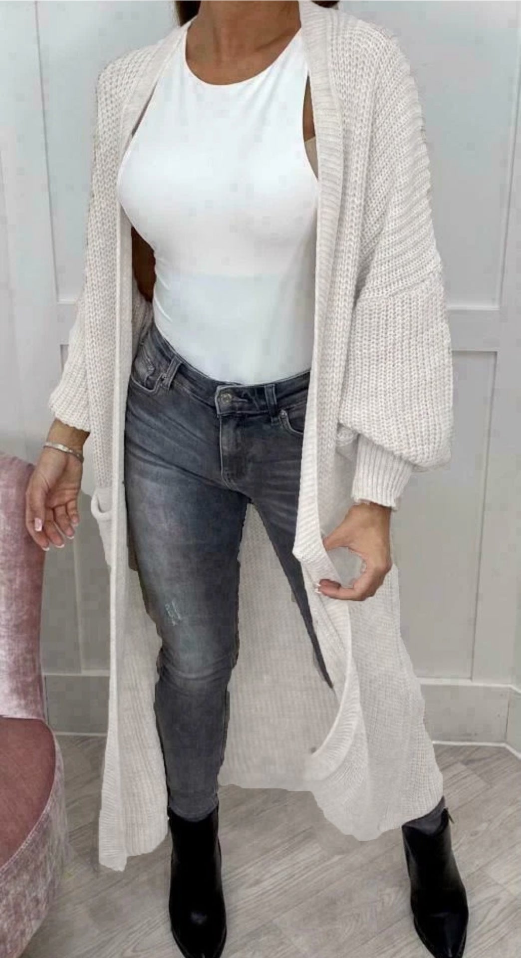 Damens stickmantel med djupa fickor och moderna detaljer Eva Jonsson-Eva Jonsson