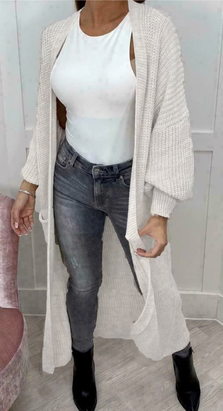 Damens stickmantel med djupa fickor och moderna detaljer Eva Jonsson-Eva Jonsson