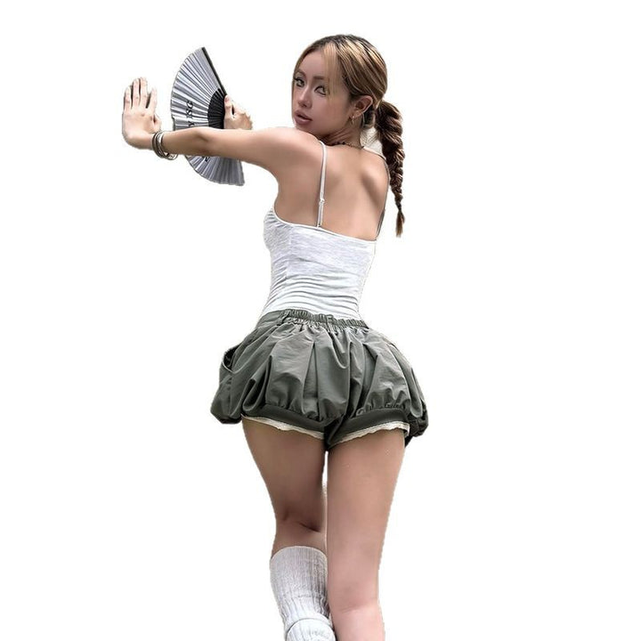 Damens stiliga Ballongshorts med fladdrande snitt och dekorativa knappar Mirla-Eva Jonsson