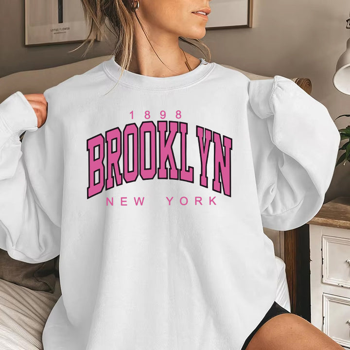 Damens sweatshirt med avslappnad Brooklyn-tryck och bekväm passform Mirla-Eva Jonsson