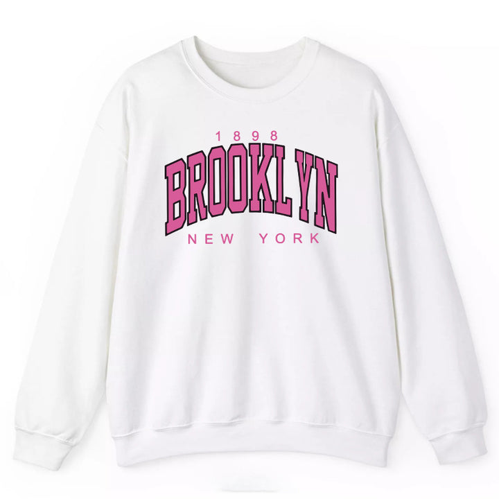 Damens sweatshirt med avslappnad Brooklyn-tryck och bekväm passform Mirla-Eva Jonsson