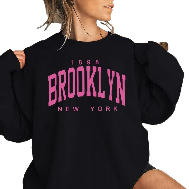 Damens sweatshirt med avslappnad Brooklyn-tryck och bekväm passform Mirla-Eva Jonsson