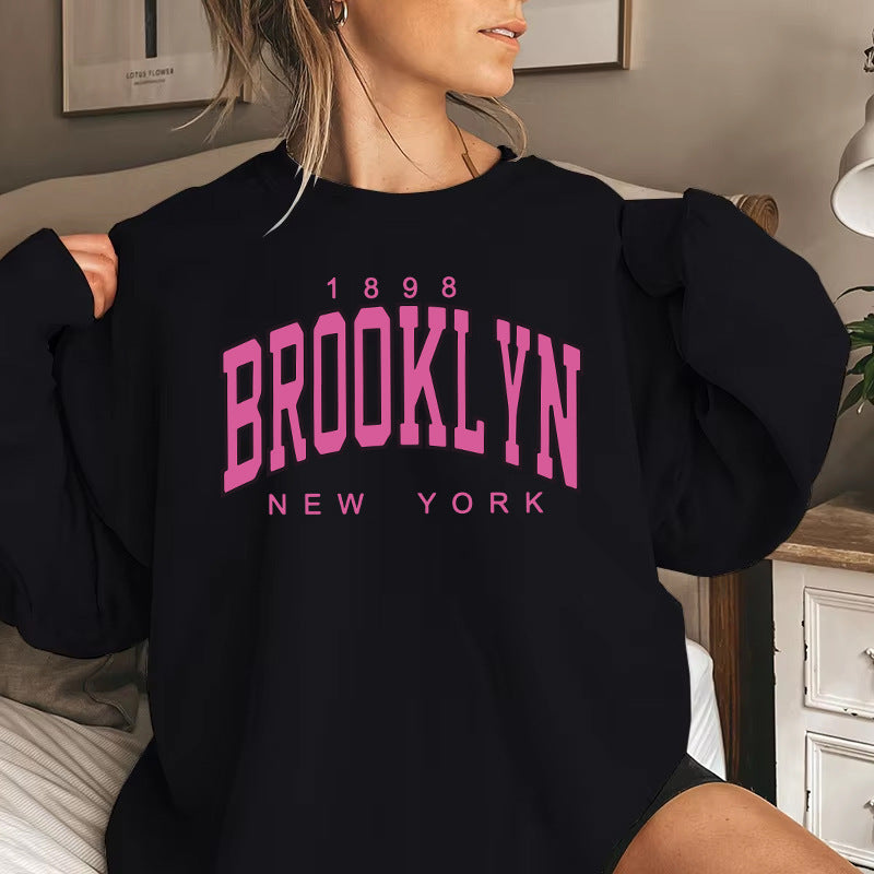 Damens sweatshirt med avslappnad Brooklyn-tryck och bekväm passform Mirla-Eva Jonsson