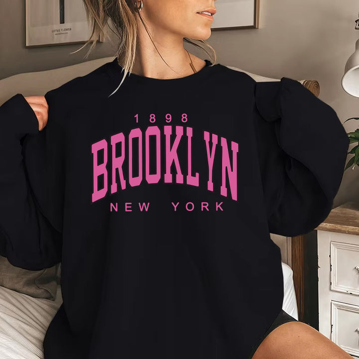 Damens sweatshirt med avslappnad Brooklyn-tryck och bekväm passform Mirla-Eva Jonsson