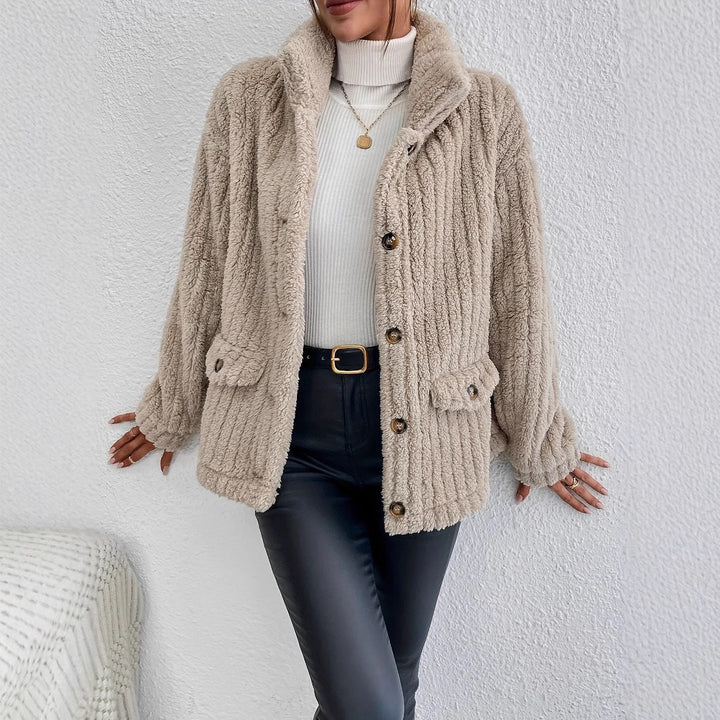 Damens teddyjacka med knapplöst design och sidofickor Mirla-Eva Jonsson