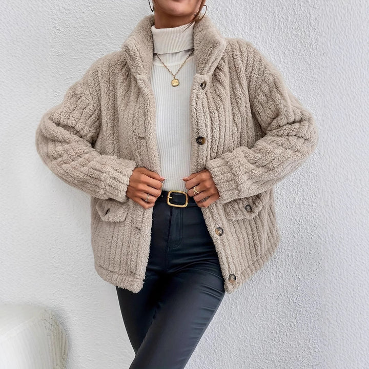 Damens teddyjacka med knapplöst design och sidofickor Mirla-Eva Jonsson