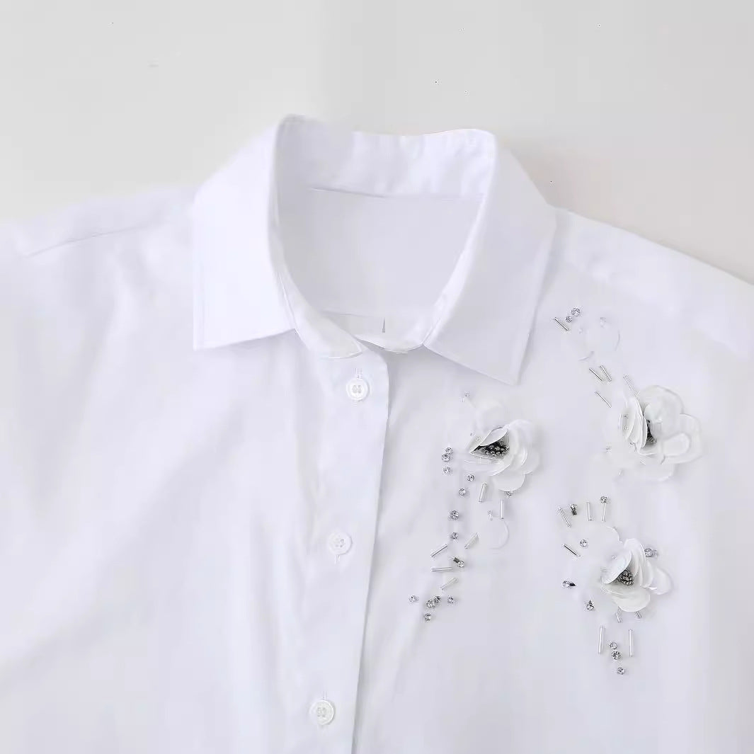 Damensmart designad blus med blomsterapplikationer Mirla-Eva Jonsson