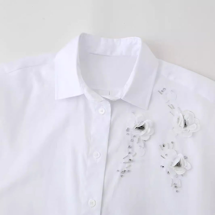 Damensmart designad blus med blomsterapplikationer Mirla-Eva Jonsson