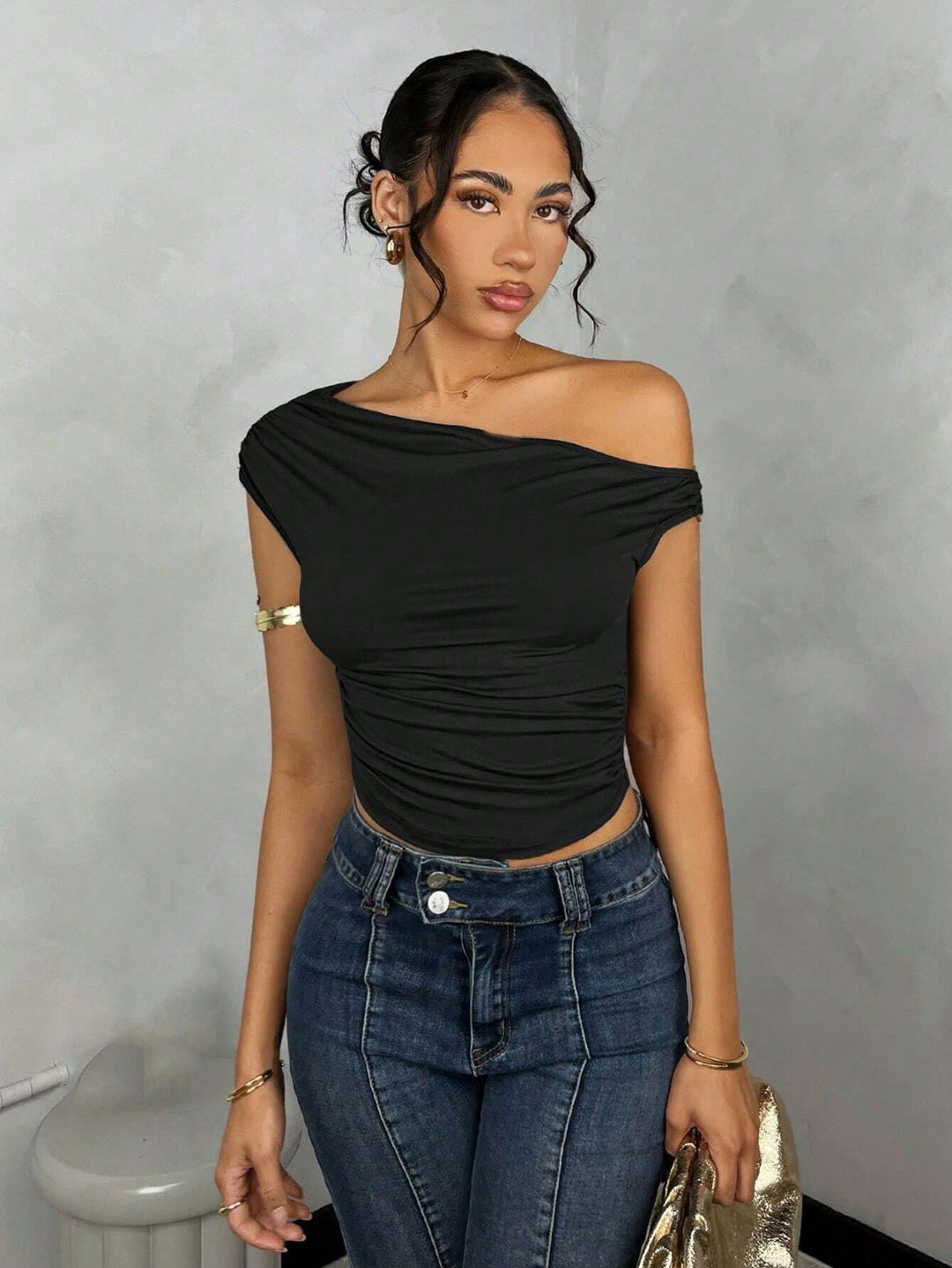 Damer Asymmetrisk Crop-Top med elegant vågdesign och raffinerad skärning Mirla-Eva Jonsson