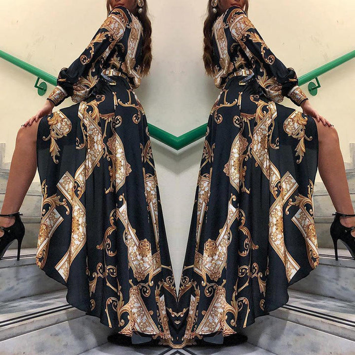 Damer Asymmetrisk Maxiklänning med Elegant Barockmönster och Djup Slits Mirla-Eva Jonsson