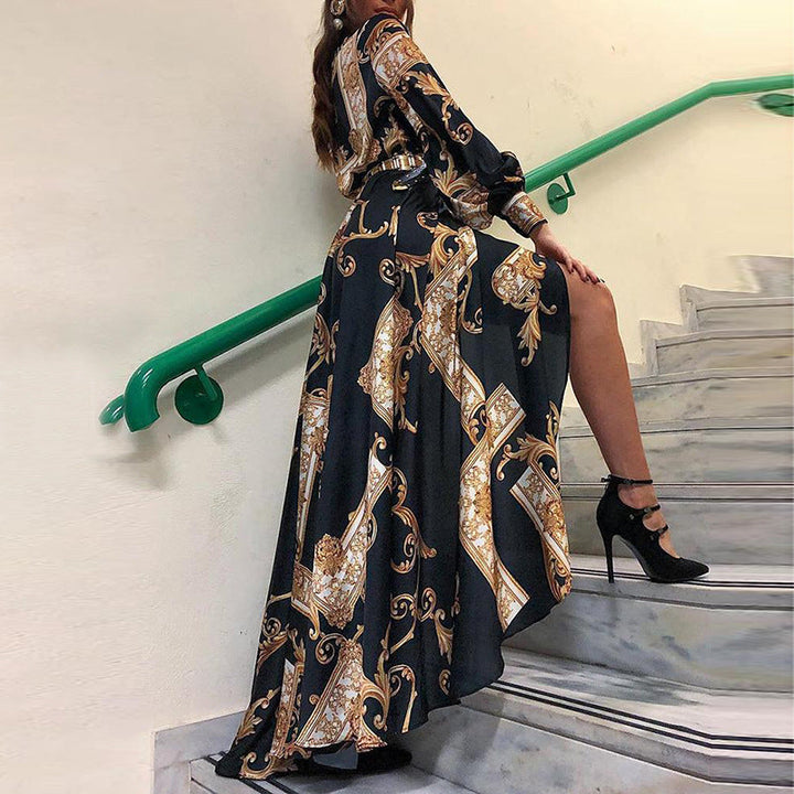 Damer Asymmetrisk Maxiklänning med Elegant Barockmönster och Djup Slits Mirla-Eva Jonsson