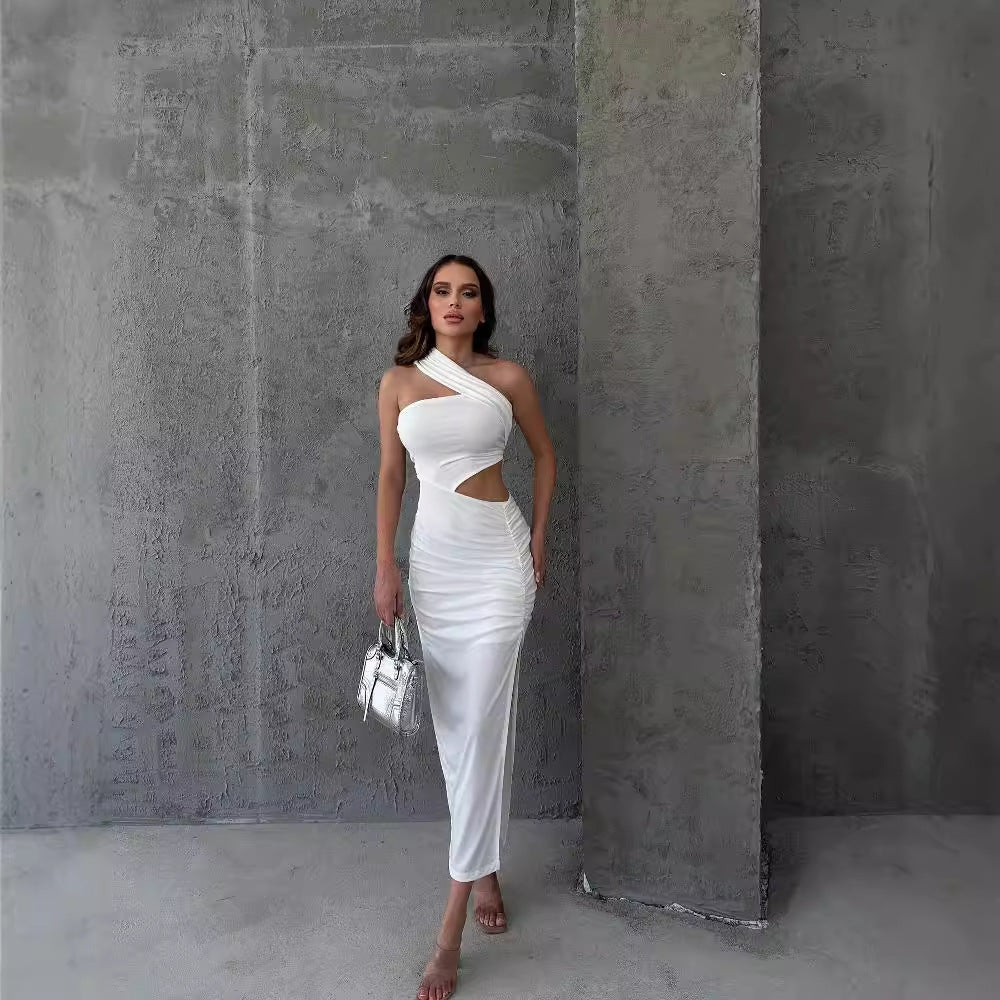 Damer Asymmetrisk Maxiklänning med cut-out-detaljer och raffinerade volangdetaljer Mirla-Eva Jonsson