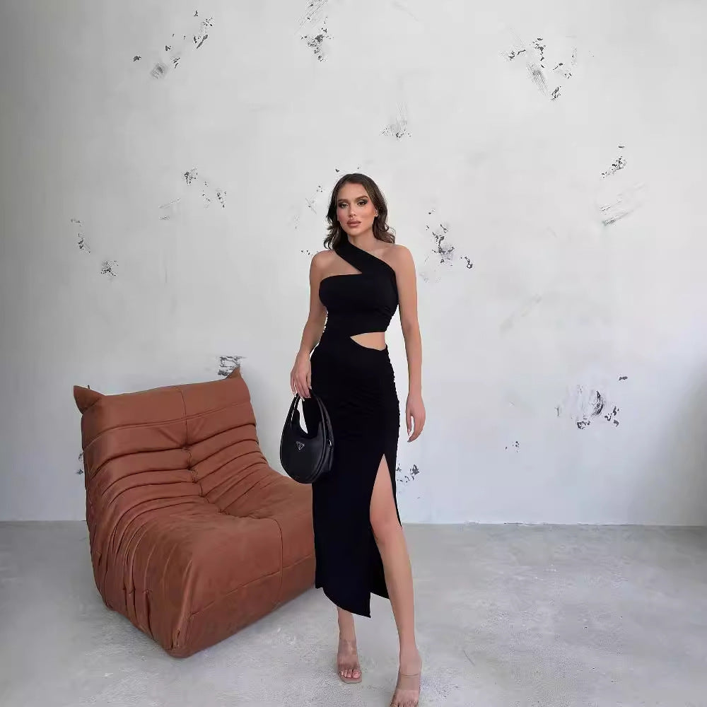 Damer Asymmetrisk Maxiklänning med cut-out-detaljer och raffinerade volangdetaljer Mirla-Eva Jonsson