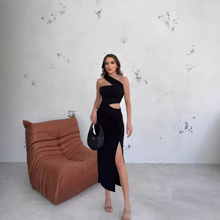 Damer Asymmetrisk Maxiklänning med cut-out-detaljer och raffinerade volangdetaljer Mirla-Eva Jonsson