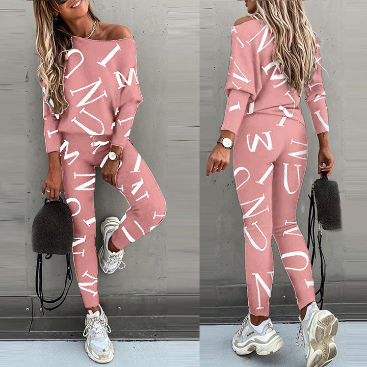 Damer Athleisure Ensemble med asymmetrisk snitt och iögonfallande lettering Mirla-Eva Jonsson