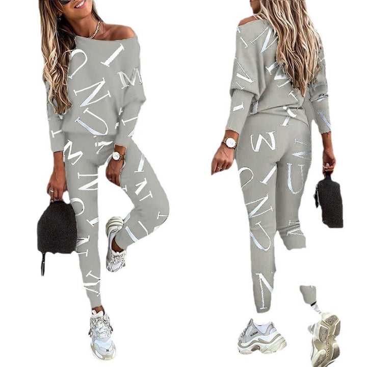 Damer Athleisure Ensemble med asymmetrisk snitt och iögonfallande lettering Mirla-Eva Jonsson