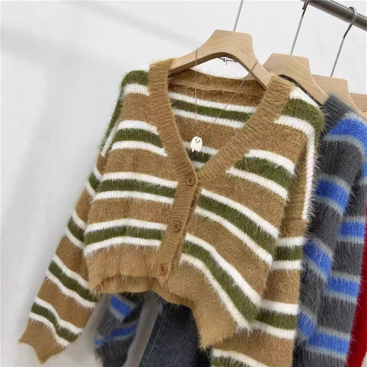 Damer Avslappnad Crop Cardigan med Strukturerat Randmönster och Knapppdetaljer Mirla-Eva Jonsson