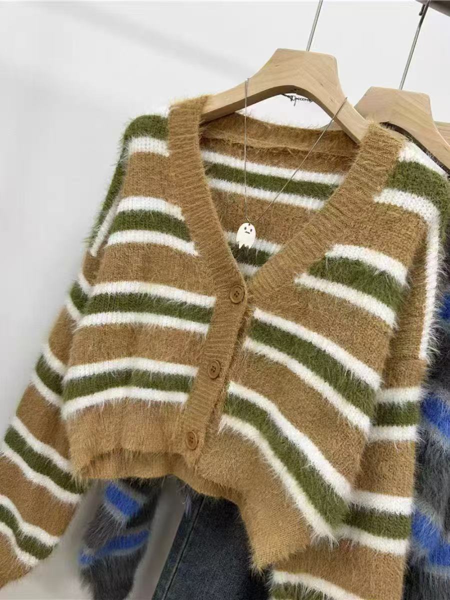 Damer Avslappnad Crop Cardigan med Strukturerat Randmönster och Knapppdetaljer Mirla-Eva Jonsson