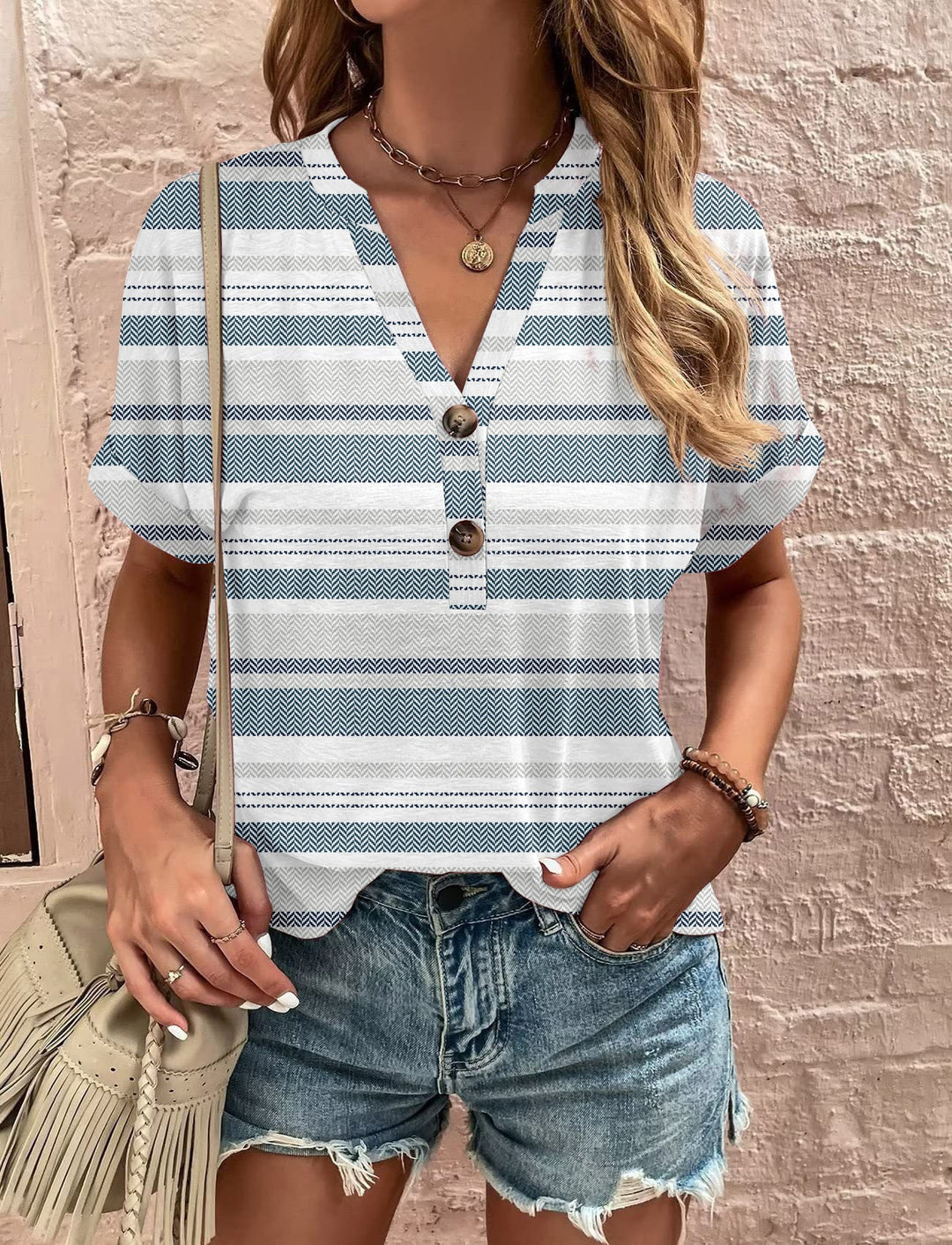 Damer Avslappnad Kortärmad Blus T-shirt med Lekfullt Paisleymönster och Moderna Knapppdetaljer Mirla-Eva Jonsson